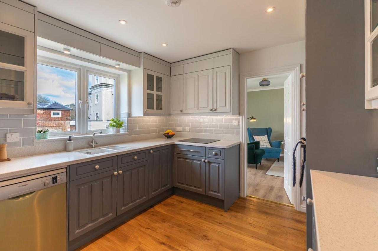 4 Bed City House With Private Garden And Parking Winchester Dış mekan fotoğraf