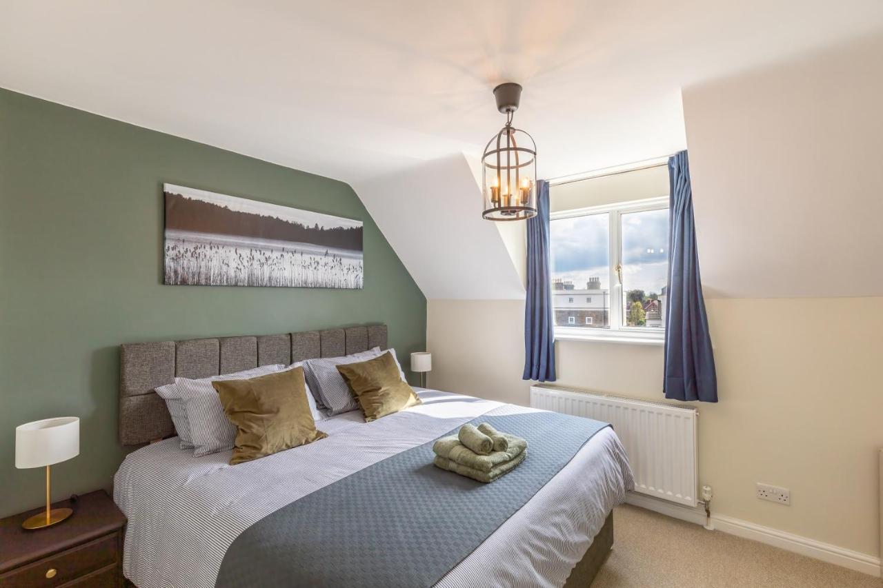 4 Bed City House With Private Garden And Parking Winchester Dış mekan fotoğraf